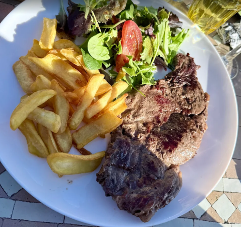 Entrecôte grillée avec frites maison