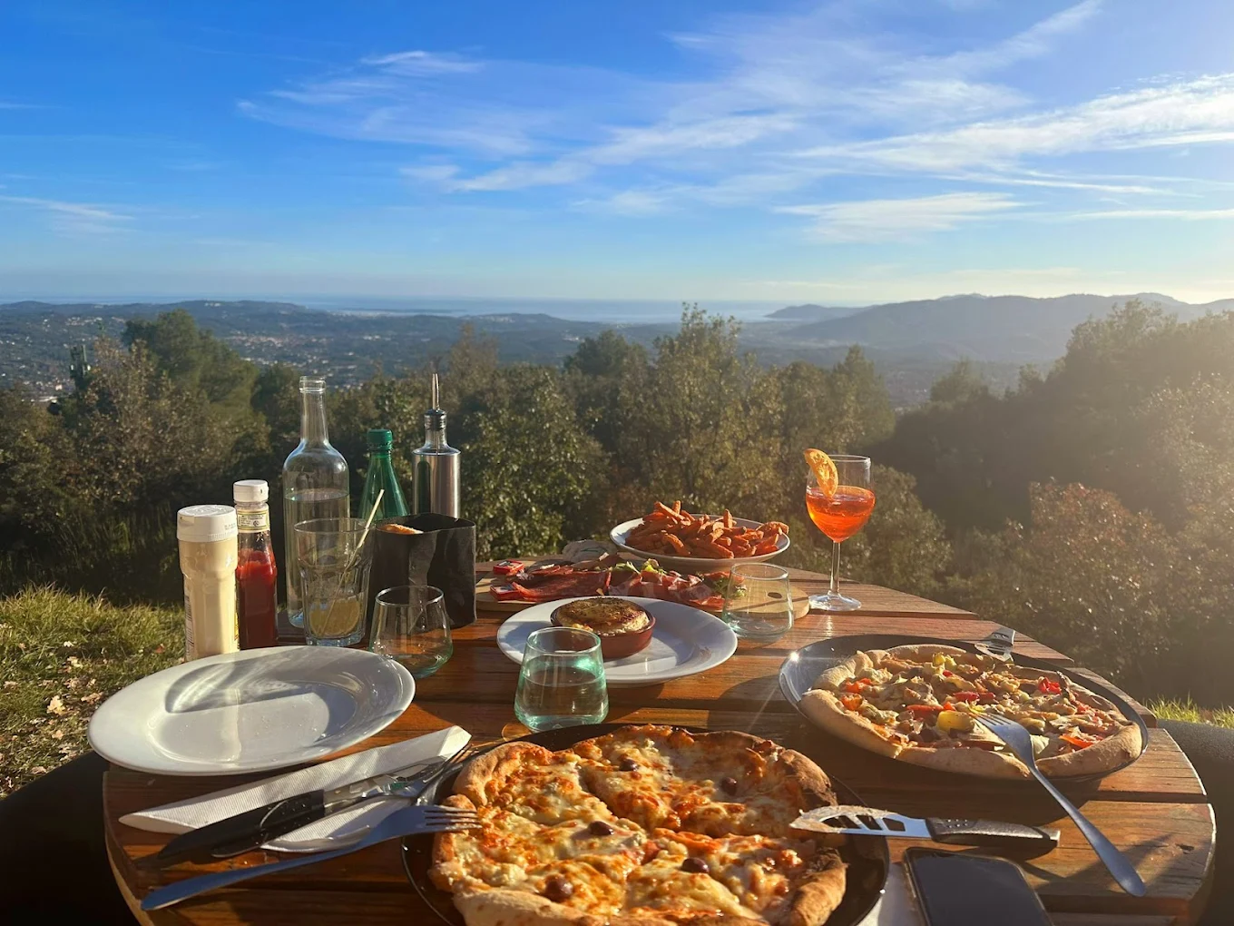 Vue panoramique sur la Baie de Cannes depuis les hauteurs de Grasse